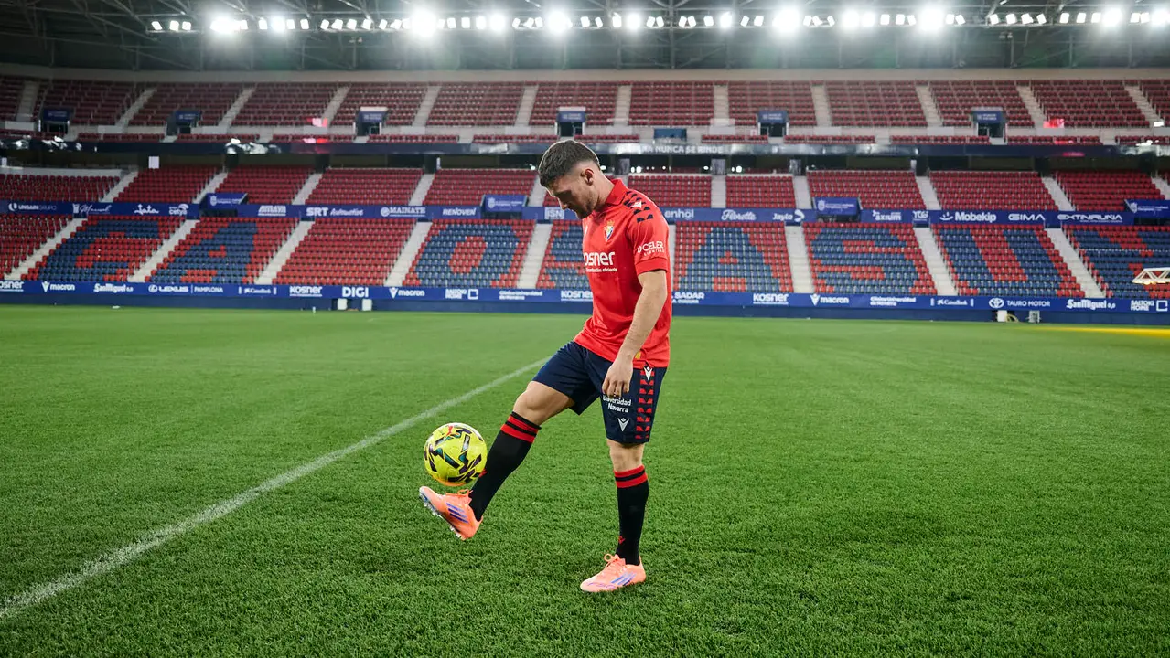 Presentaci&oacute;n de Javi Gal&aacute;n, nuevo jugador de Osasuna para lo que queda de temporada 2025/2026. PABLO LASAOSA