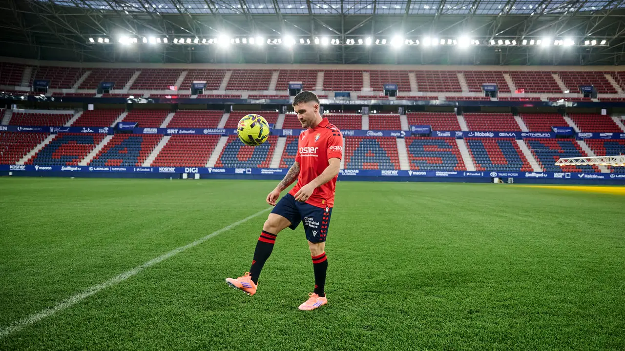 Presentaci&oacute;n de Javi Gal&aacute;n, nuevo jugador de Osasuna para lo que queda de temporada 2025/2026. PABLO LASAOSA