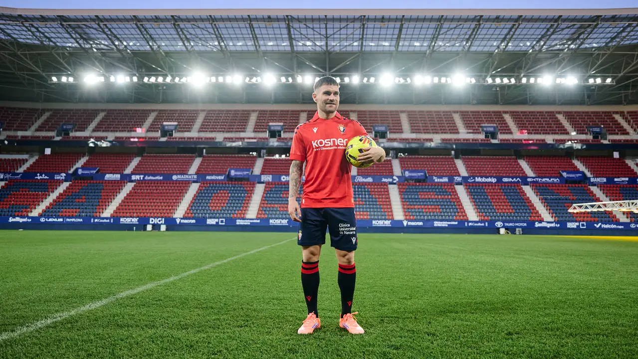 Presentaci&oacute;n de Javi Gal&aacute;n, nuevo jugador de Osasuna para lo que queda de temporada 2025/2026. PABLO LASAOSA
