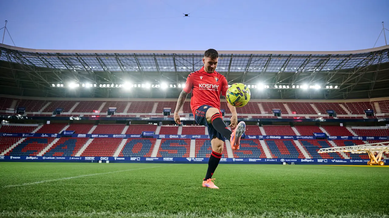Presentaci&oacute;n de Javi Gal&aacute;n, nuevo jugador de Osasuna para lo que queda de temporada 2025/2026. PABLO LASAOSA