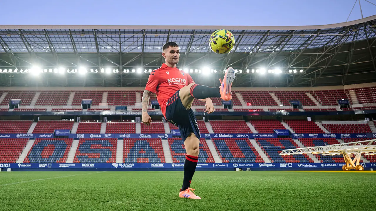 Presentaci&oacute;n de Javi Gal&aacute;n, nuevo jugador de Osasuna para lo que queda de temporada 2025/2026. PABLO LASAOSA