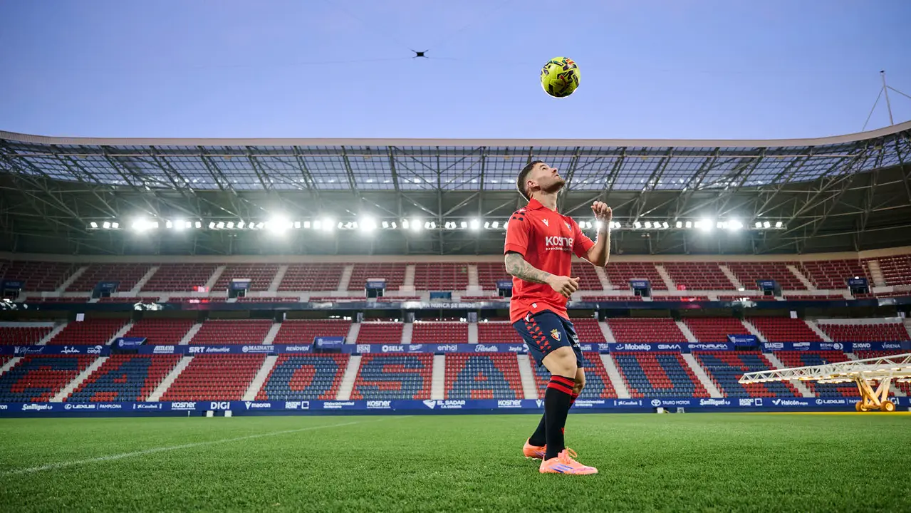 Presentaci&oacute;n de Javi Gal&aacute;n, nuevo jugador de Osasuna para lo que queda de temporada 2025/2026. PABLO LASAOSA
