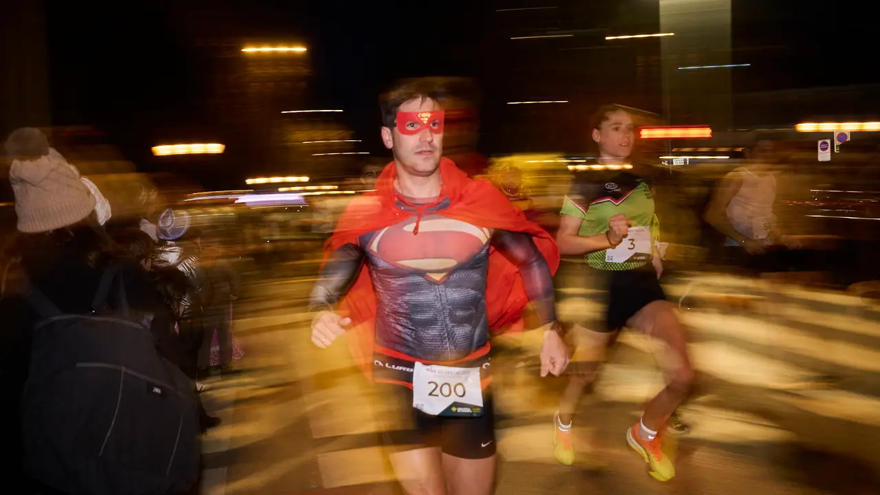 La XXXXII San Silvestre 2025 de Pamplona con un recorrido de 4,5 kil&oacute;metros por el centro de la capital navarra. PABLO LASAOSA