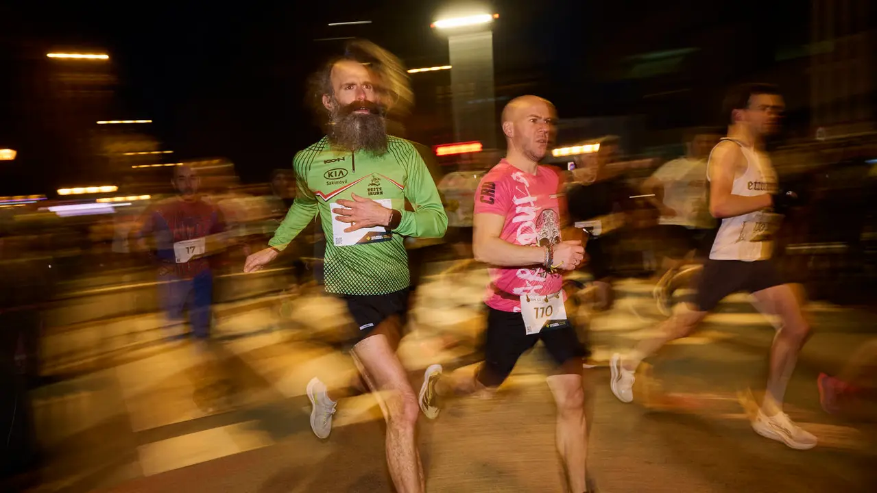 La XXXXII San Silvestre 2025 de Pamplona con un recorrido de 4,5 kil&oacute;metros por el centro de la capital navarra. PABLO LASAOSA