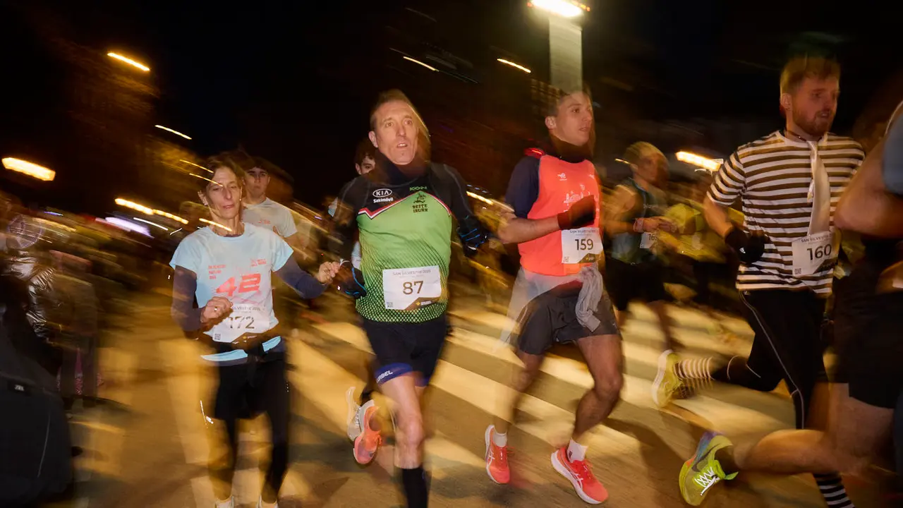 La XXXXII San Silvestre 2025 de Pamplona con un recorrido de 4,5 kil&oacute;metros por el centro de la capital navarra. PABLO LASAOSA