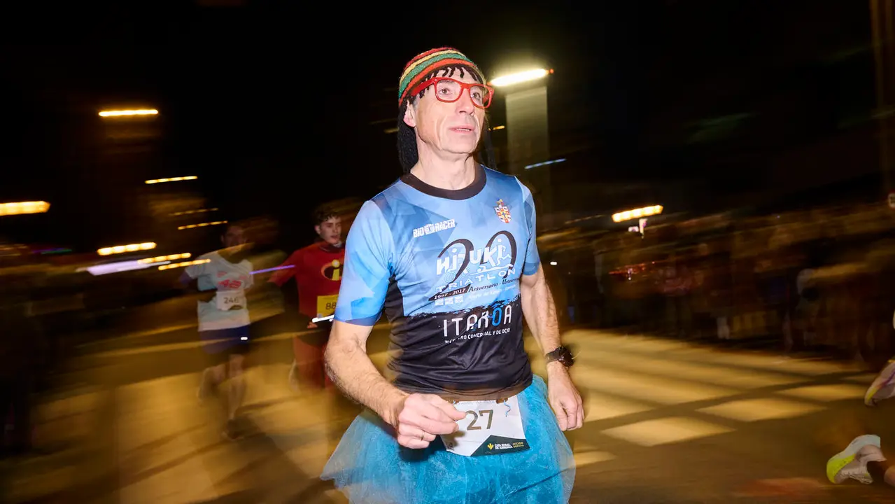 La XXXXII San Silvestre 2025 de Pamplona con un recorrido de 4,5 kil&oacute;metros por el centro de la capital navarra. PABLO LASAOSA