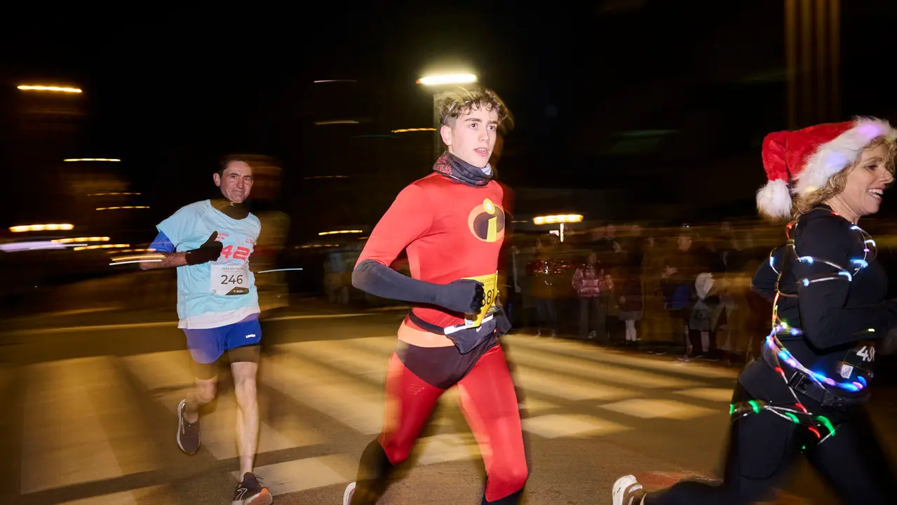 La XXXXII San Silvestre 2025 de Pamplona con un recorrido de 4,5 kil&oacute;metros por el centro de la capital navarra. PABLO LASAOSA