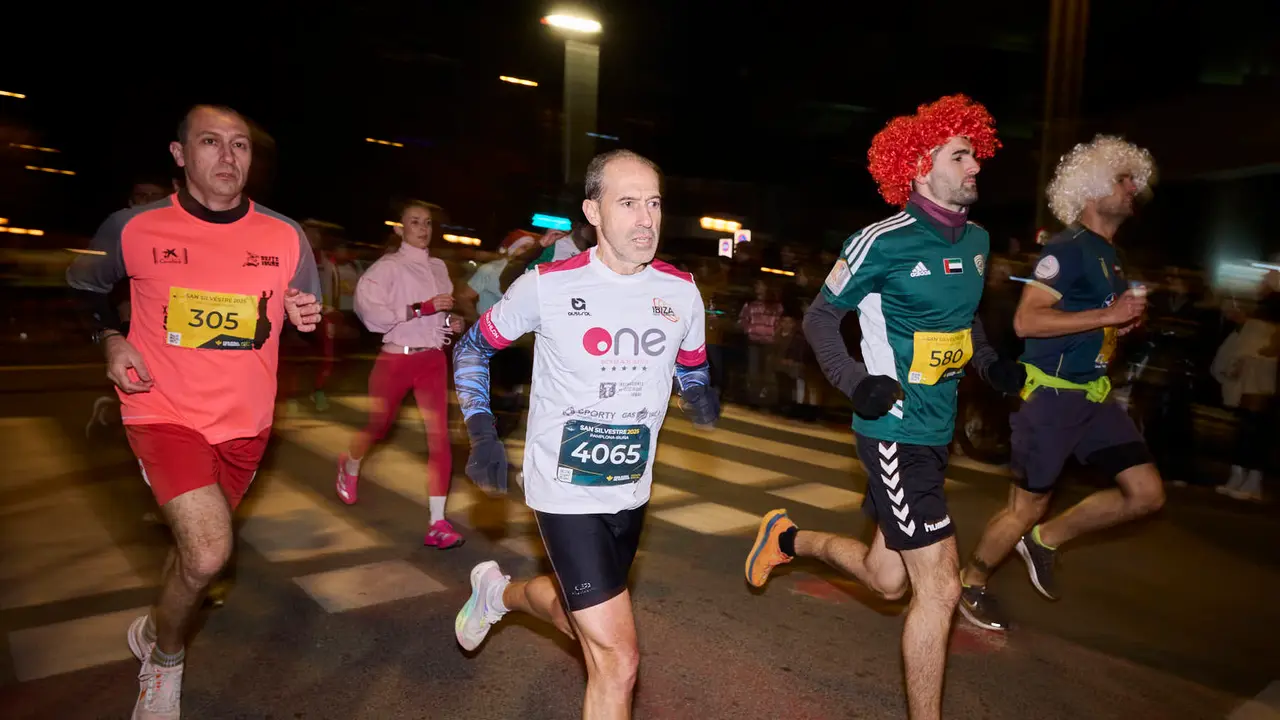 La XXXXII San Silvestre 2025 de Pamplona con un recorrido de 4,5 kil&oacute;metros por el centro de la capital navarra. PABLO LASAOSA
