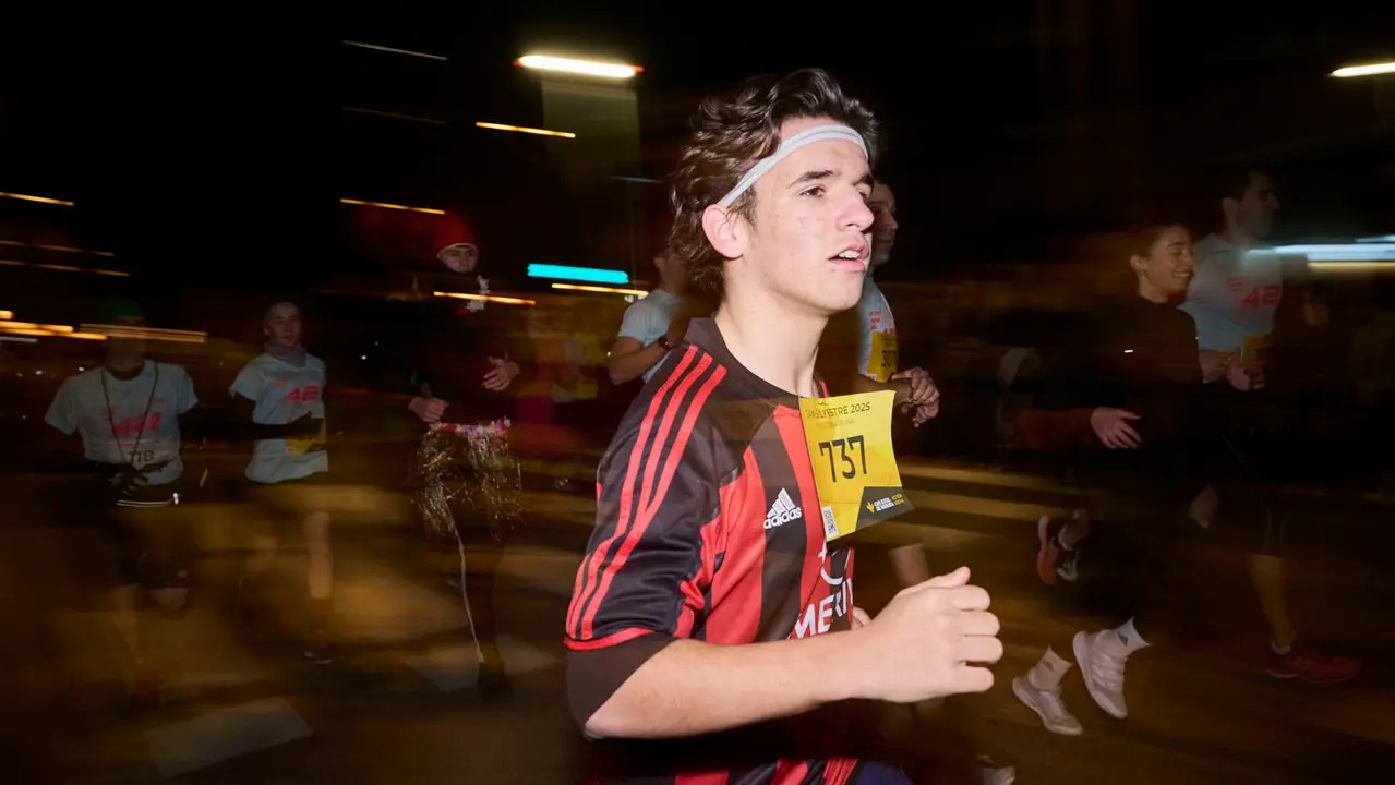 La XXXXII San Silvestre 2025 de Pamplona con un recorrido de 4,5 kil&oacute;metros por el centro de la capital navarra. PABLO LASAOSA