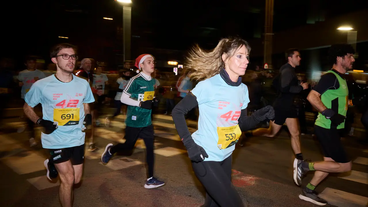 La XXXXII San Silvestre 2025 de Pamplona con un recorrido de 4,5 kil&oacute;metros por el centro de la capital navarra. PABLO LASAOSA