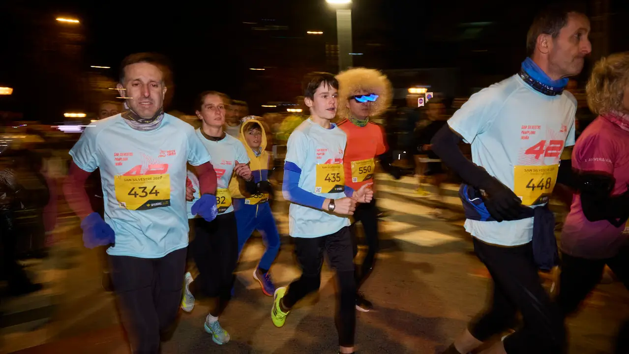 La XXXXII San Silvestre 2025 de Pamplona con un recorrido de 4,5 kil&oacute;metros por el centro de la capital navarra. PABLO LASAOSA
