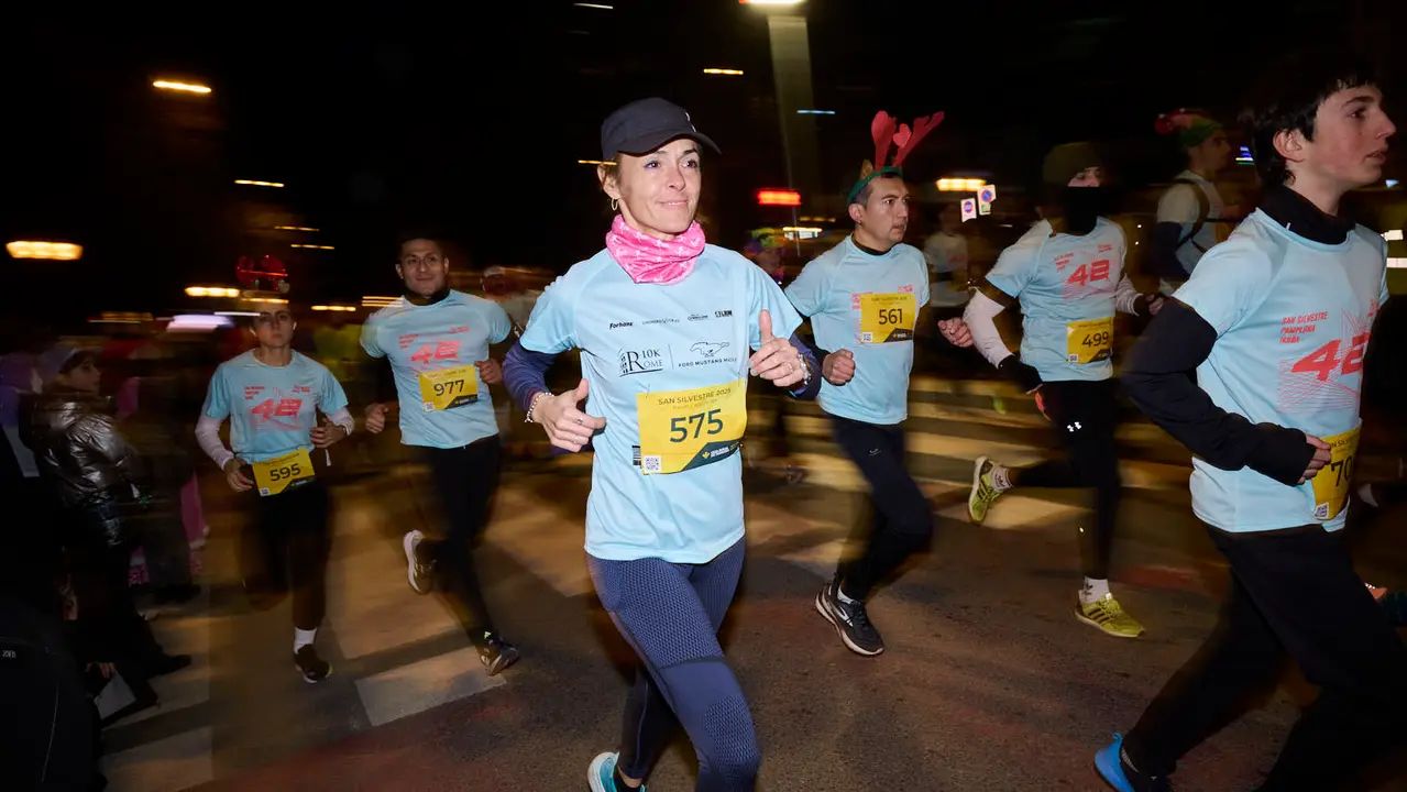 La XXXXII San Silvestre 2025 de Pamplona con un recorrido de 4,5 kil&oacute;metros por el centro de la capital navarra. PABLO LASAOSA