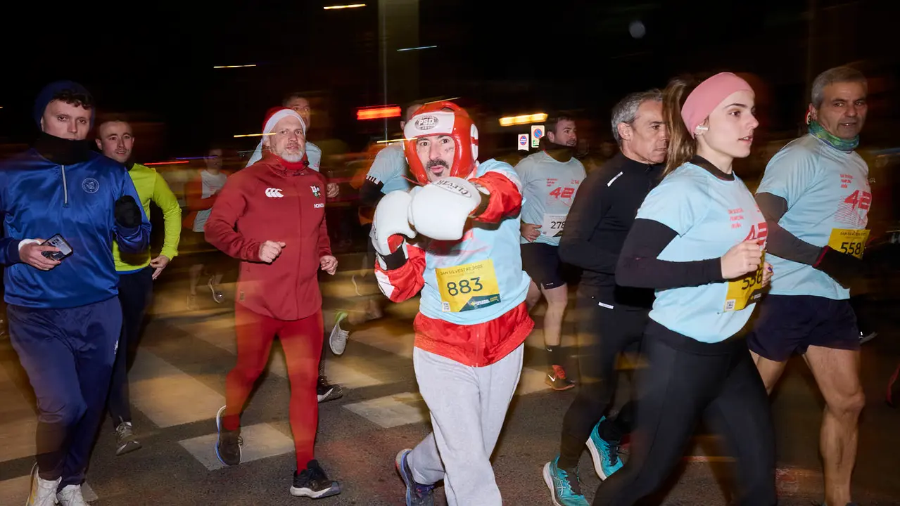 La XXXXII San Silvestre 2025 de Pamplona con un recorrido de 4,5 kil&oacute;metros por el centro de la capital navarra. PABLO LASAOSA