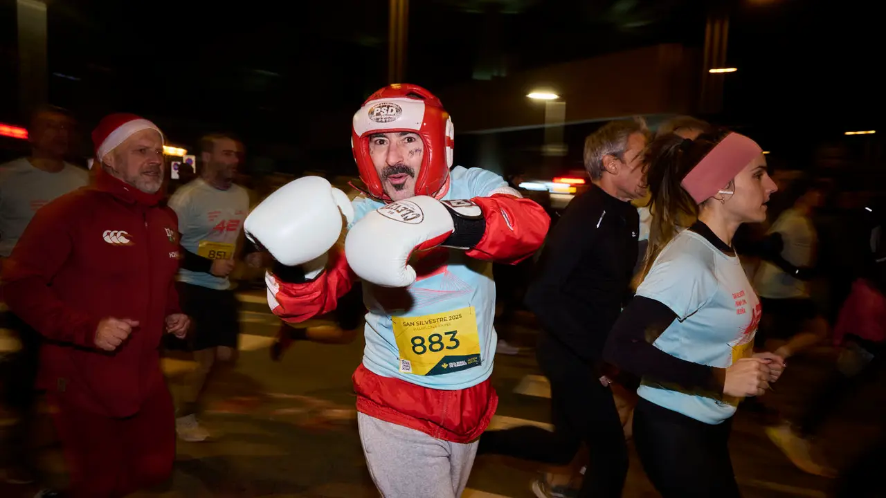 La XXXXII San Silvestre 2025 de Pamplona con un recorrido de 4,5 kil&oacute;metros por el centro de la capital navarra. PABLO LASAOSA