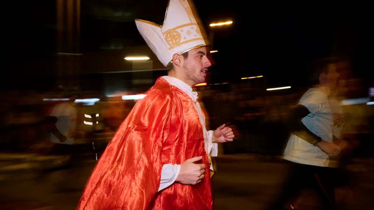 La XXXXII San Silvestre 2025 de Pamplona con un recorrido de 4,5 kil&oacute;metros por el centro de la capital navarra. PABLO LASAOSA