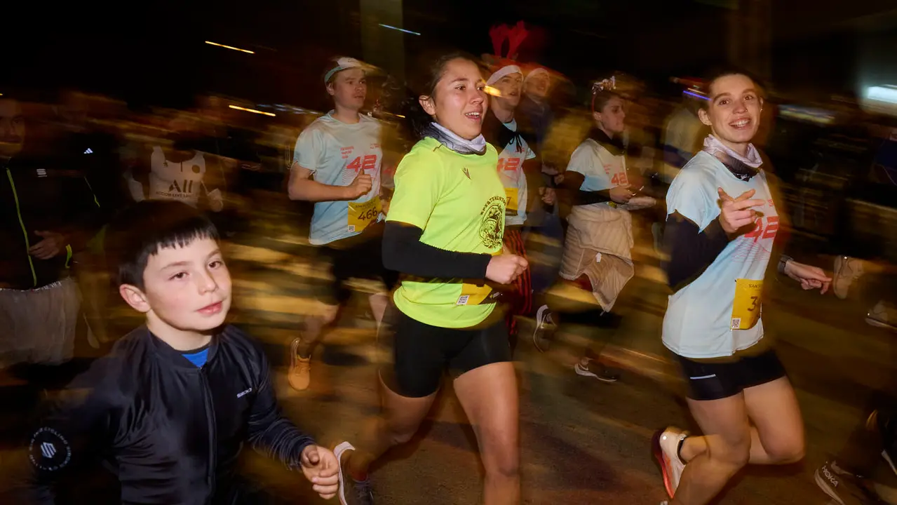 La XXXXII San Silvestre 2025 de Pamplona con un recorrido de 4,5 kil&oacute;metros por el centro de la capital navarra. PABLO LASAOSA