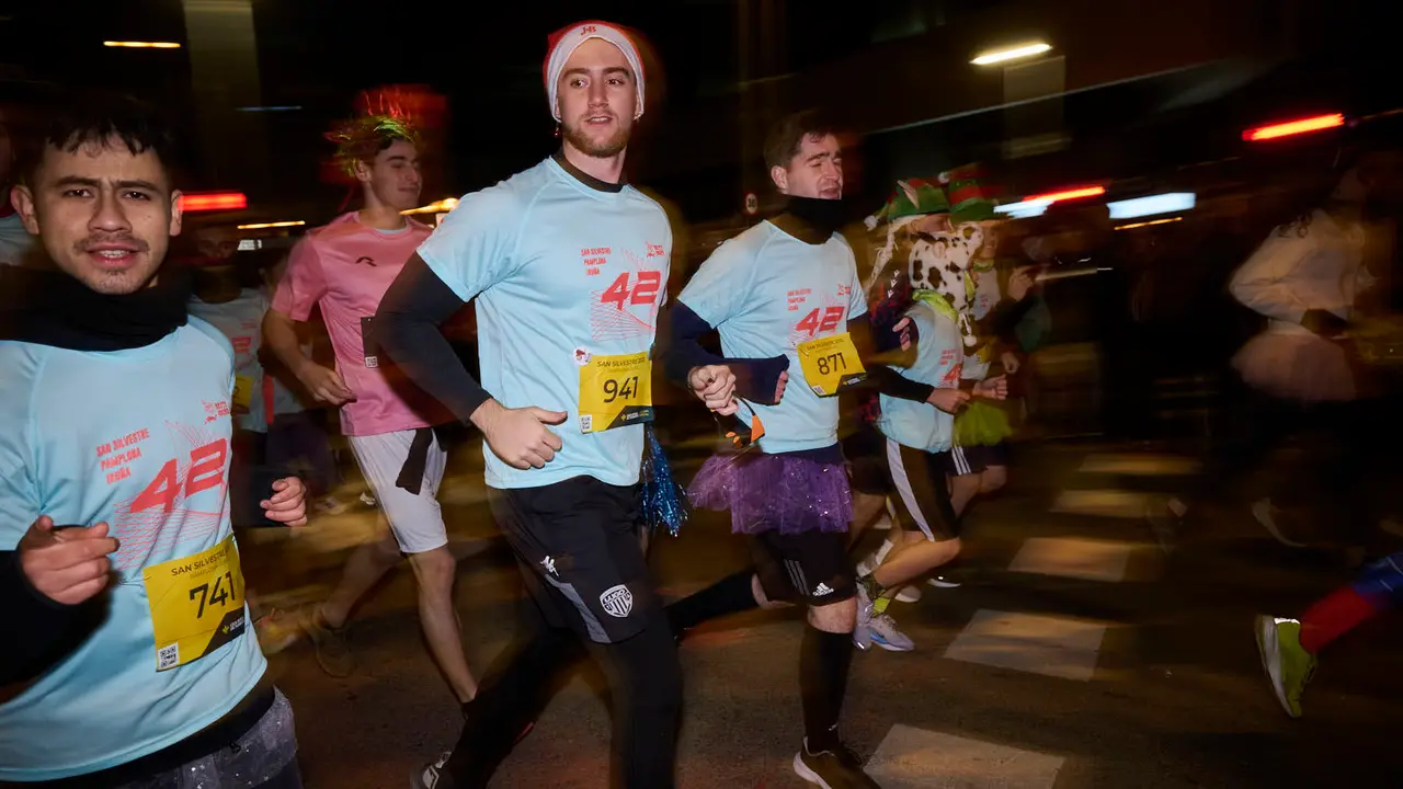 La XXXXII San Silvestre 2025 de Pamplona con un recorrido de 4,5 kil&oacute;metros por el centro de la capital navarra. PABLO LASAOSA