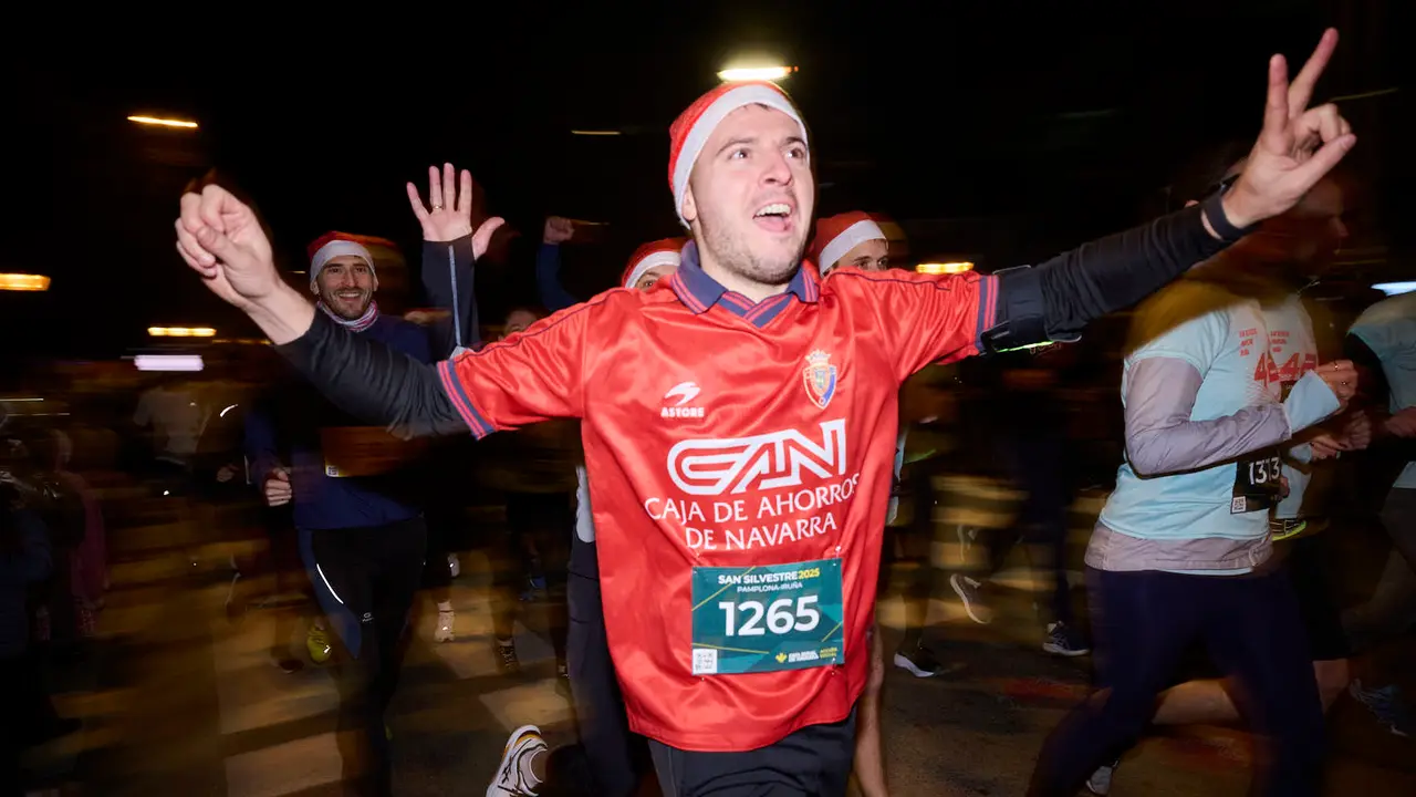 La XXXXII San Silvestre 2025 de Pamplona con un recorrido de 4,5 kil&oacute;metros por el centro de la capital navarra. PABLO LASAOSA
