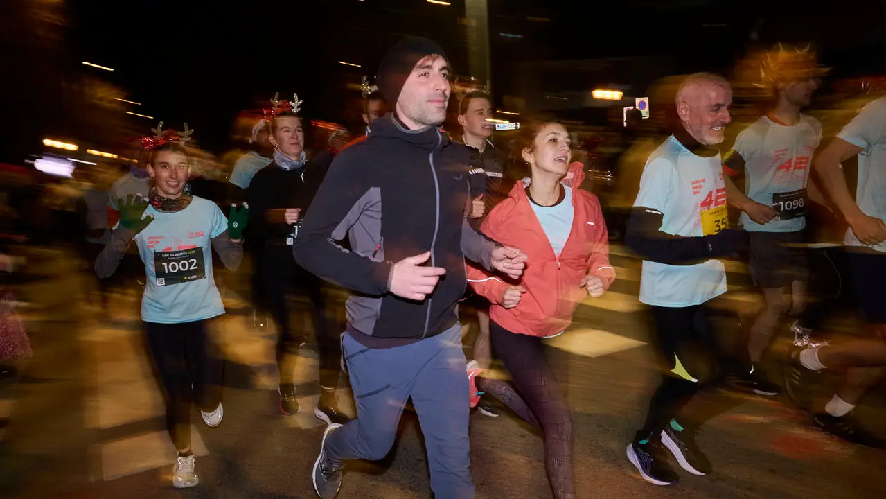 La XXXXII San Silvestre 2025 de Pamplona con un recorrido de 4,5 kil&oacute;metros por el centro de la capital navarra. PABLO LASAOSA