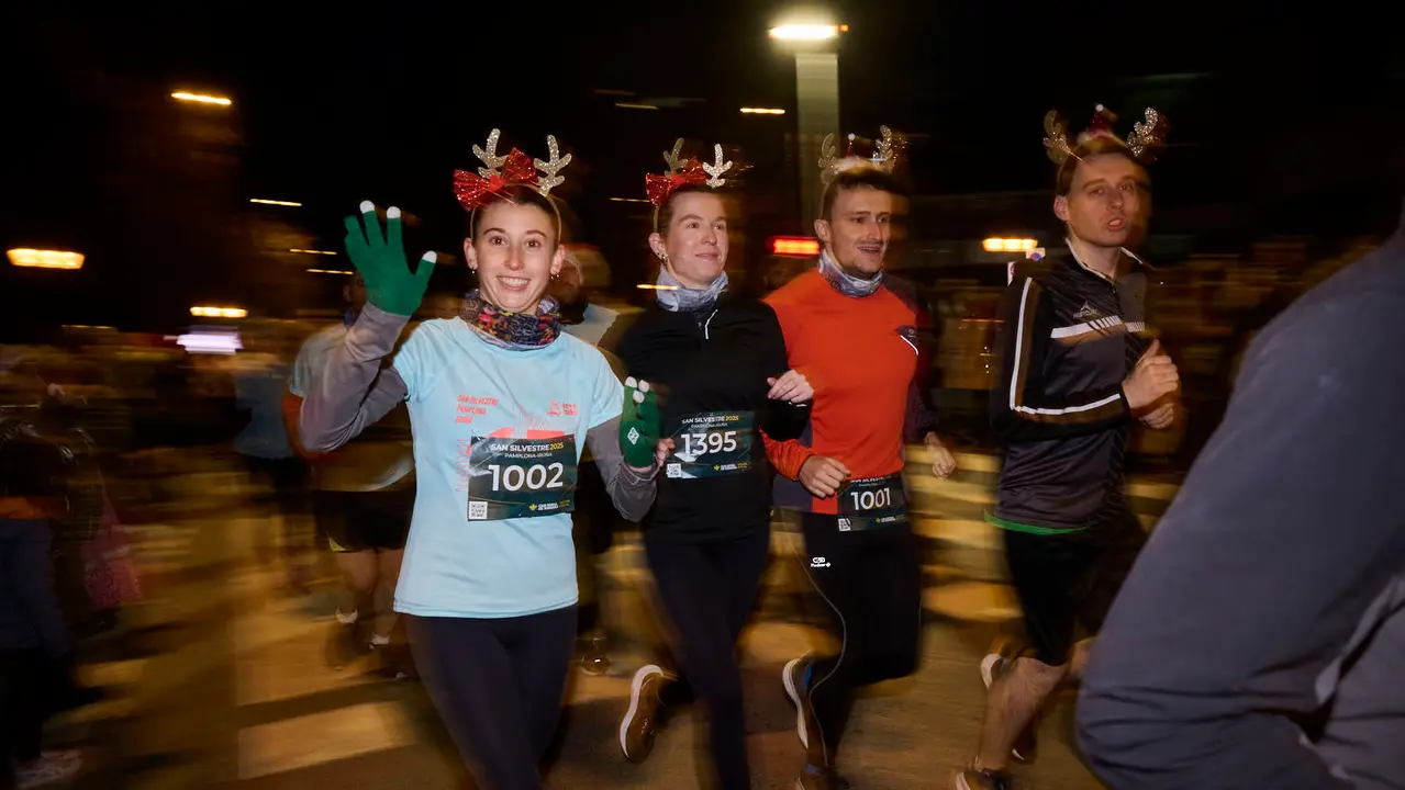 La XXXXII San Silvestre 2025 de Pamplona con un recorrido de 4,5 kil&oacute;metros por el centro de la capital navarra. PABLO LASAOSA