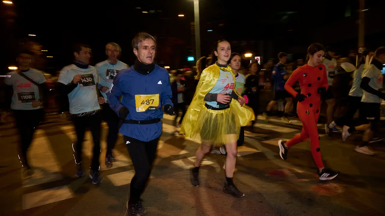 La XXXXII San Silvestre 2025 de Pamplona con un recorrido de 4,5 kil&oacute;metros por el centro de la capital navarra. PABLO LASAOSA