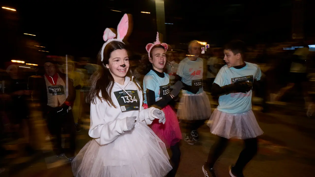 La XXXXII San Silvestre 2025 de Pamplona con un recorrido de 4,5 kil&oacute;metros por el centro de la capital navarra. PABLO LASAOSA