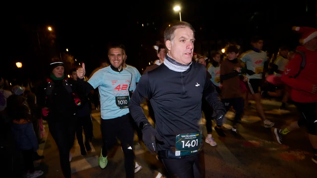 La XXXXII San Silvestre 2025 de Pamplona con un recorrido de 4,5 kil&oacute;metros por el centro de la capital navarra. PABLO LASAOSA
