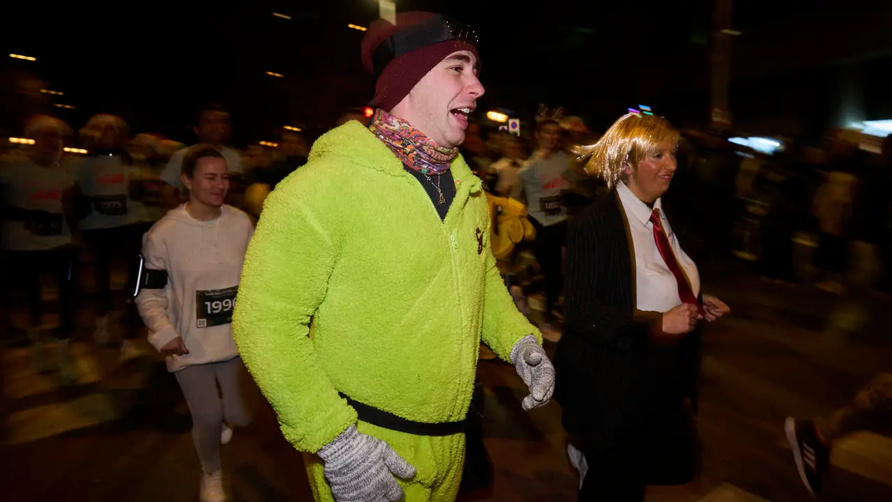 La XXXXII San Silvestre 2025 de Pamplona con un recorrido de 4,5 kil&oacute;metros por el centro de la capital navarra. PABLO LASAOSA