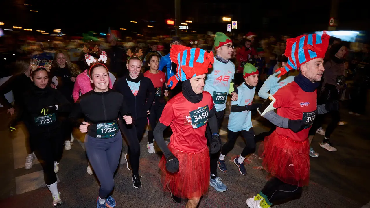 La XXXXII San Silvestre 2025 de Pamplona con un recorrido de 4,5 kil&oacute;metros por el centro de la capital navarra. PABLO LASAOSA
