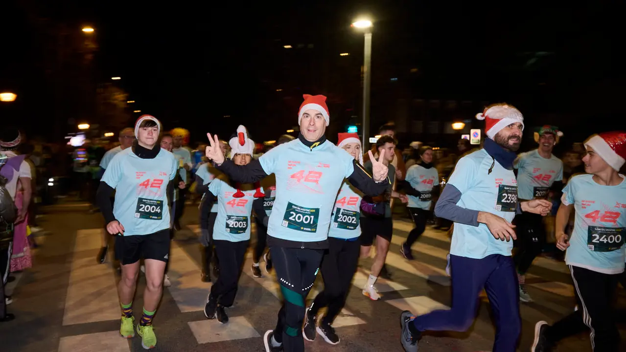 La XXXXII San Silvestre 2025 de Pamplona con un recorrido de 4,5 kil&oacute;metros por el centro de la capital navarra. PABLO LASAOSA