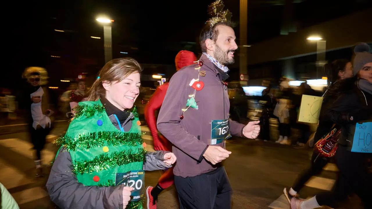 La XXXXII San Silvestre 2025 de Pamplona con un recorrido de 4,5 kil&oacute;metros por el centro de la capital navarra. PABLO LASAOSA