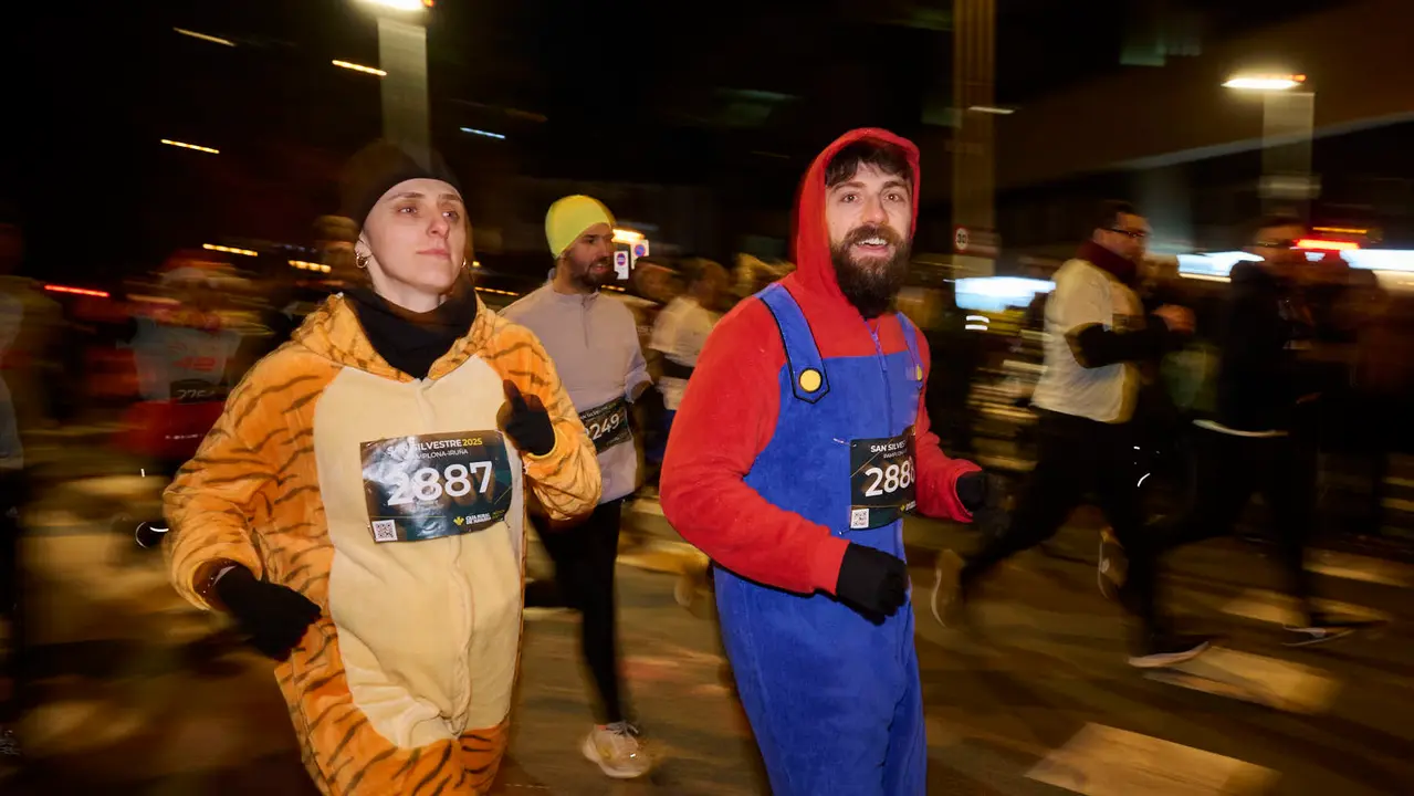 La XXXXII San Silvestre 2025 de Pamplona con un recorrido de 4,5 kil&oacute;metros por el centro de la capital navarra. PABLO LASAOSA