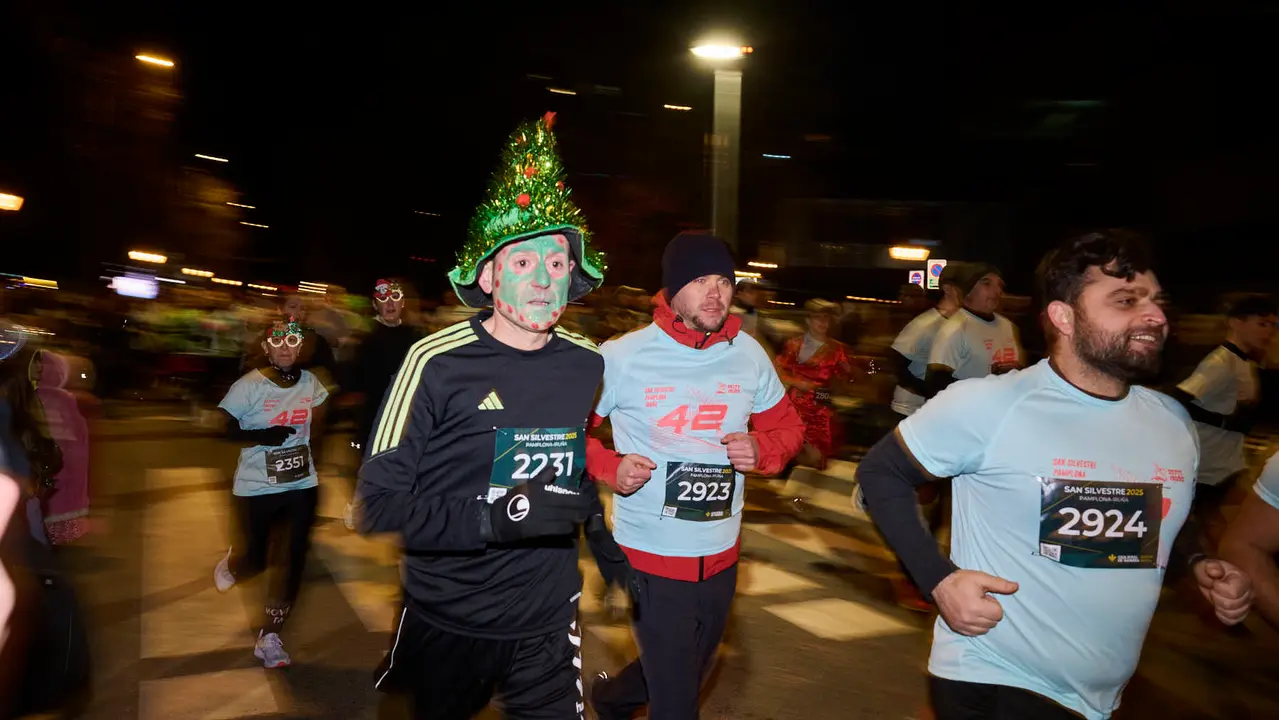 La XXXXII San Silvestre 2025 de Pamplona con un recorrido de 4,5 kil&oacute;metros por el centro de la capital navarra. PABLO LASAOSA