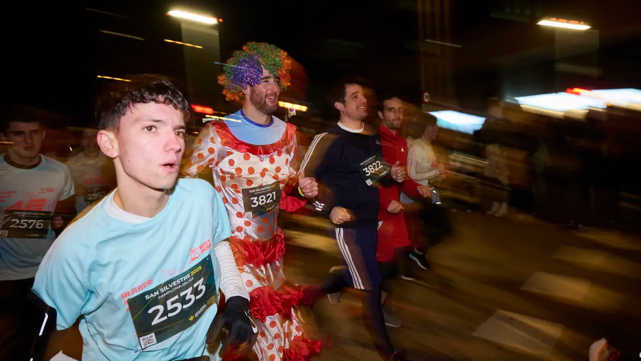 La XXXXII San Silvestre 2025 de Pamplona con un recorrido de 4,5 kil&oacute;metros por el centro de la capital navarra. PABLO LASAOSA