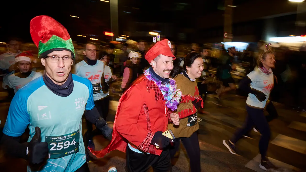 La XXXXII San Silvestre 2025 de Pamplona con un recorrido de 4,5 kil&oacute;metros por el centro de la capital navarra. PABLO LASAOSA