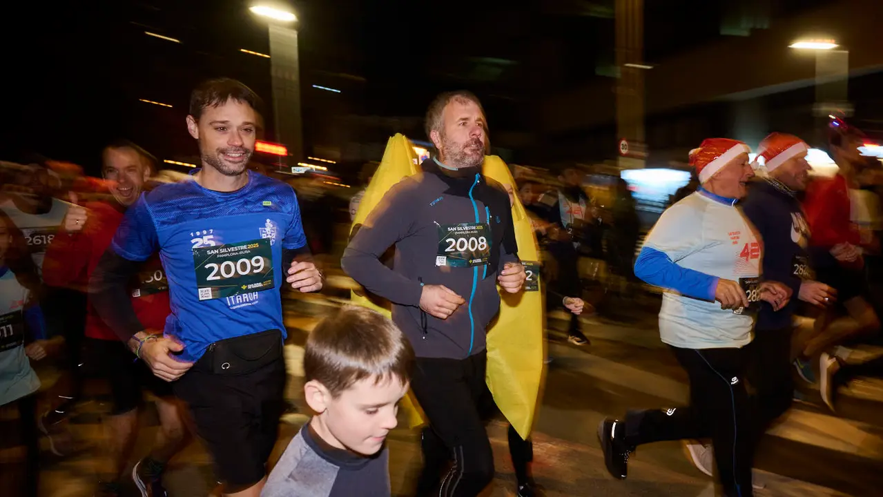 La XXXXII San Silvestre 2025 de Pamplona con un recorrido de 4,5 kil&oacute;metros por el centro de la capital navarra. PABLO LASAOSA