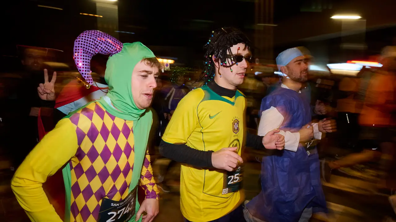 La XXXXII San Silvestre 2025 de Pamplona con un recorrido de 4,5 kil&oacute;metros por el centro de la capital navarra. PABLO LASAOSA