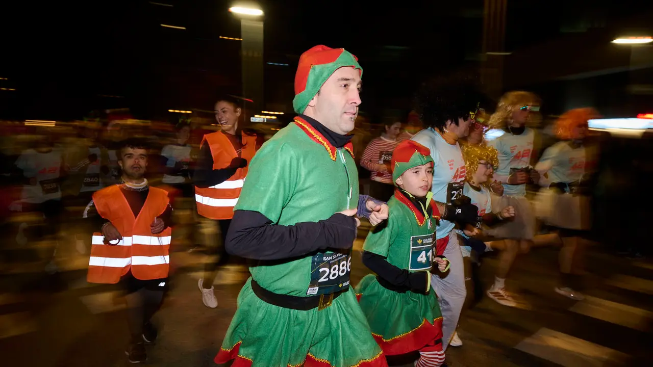 La XXXXII San Silvestre 2025 de Pamplona con un recorrido de 4,5 kil&oacute;metros por el centro de la capital navarra. PABLO LASAOSA