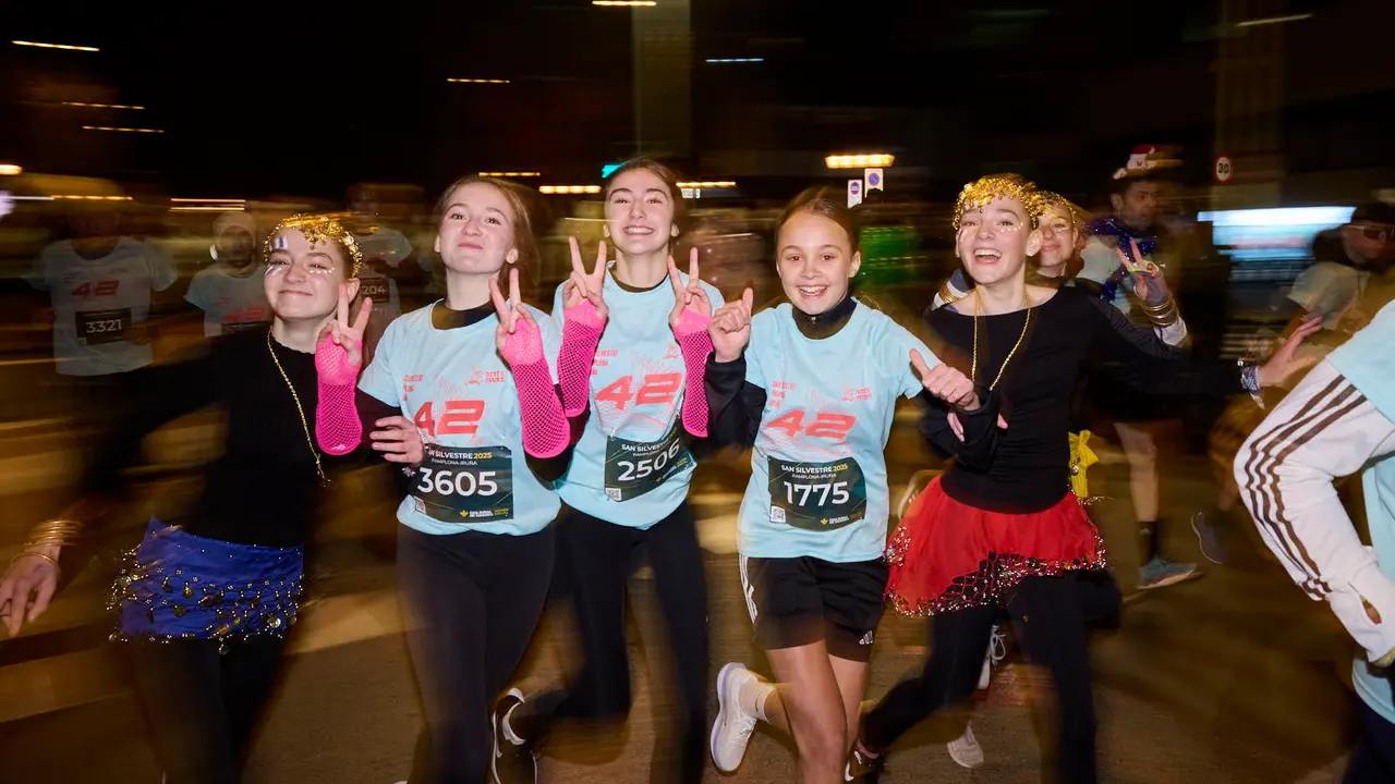 La XXXXII San Silvestre 2025 de Pamplona con un recorrido de 4,5 kil&oacute;metros por el centro de la capital navarra. PABLO LASAOSA