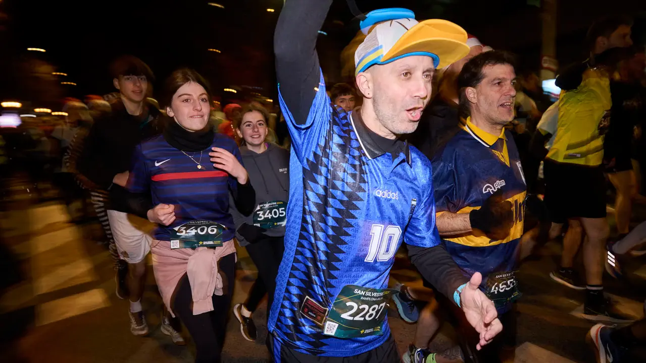 La XXXXII San Silvestre 2025 de Pamplona con un recorrido de 4,5 kil&oacute;metros por el centro de la capital navarra. PABLO LASAOSA