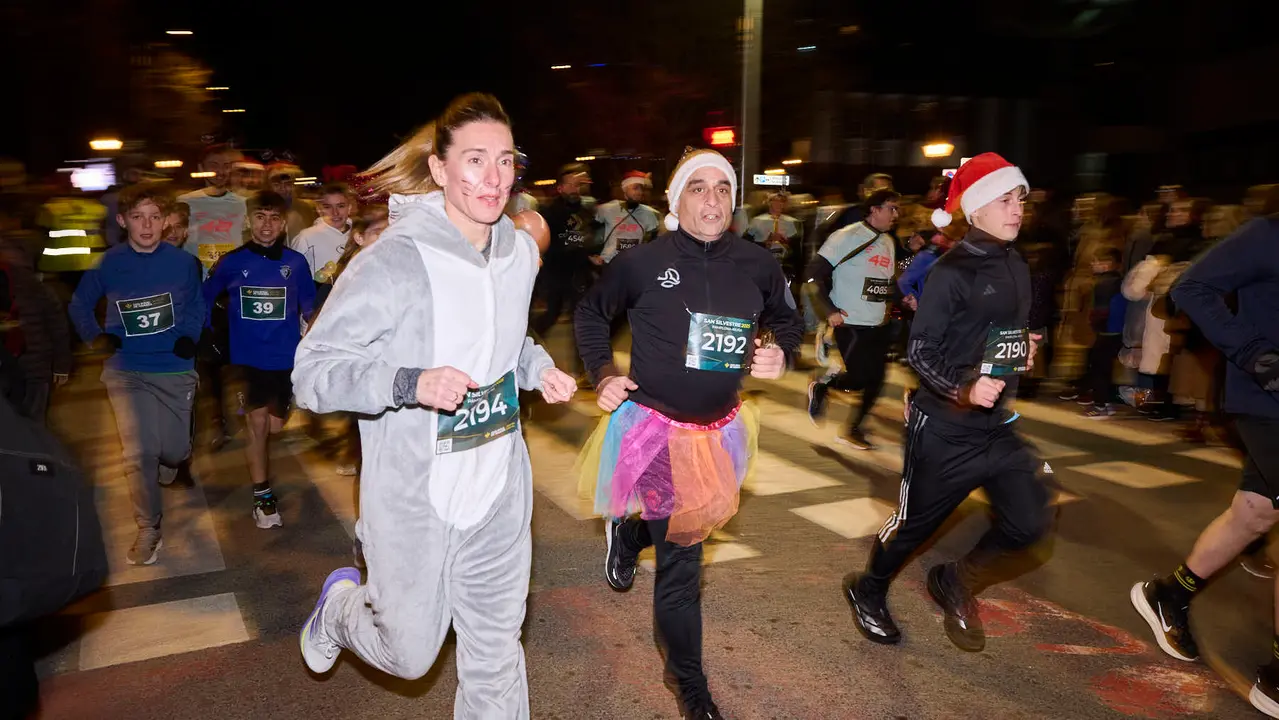 La XXXXII San Silvestre 2025 de Pamplona con un recorrido de 4,5 kil&oacute;metros por el centro de la capital navarra. PABLO LASAOSA