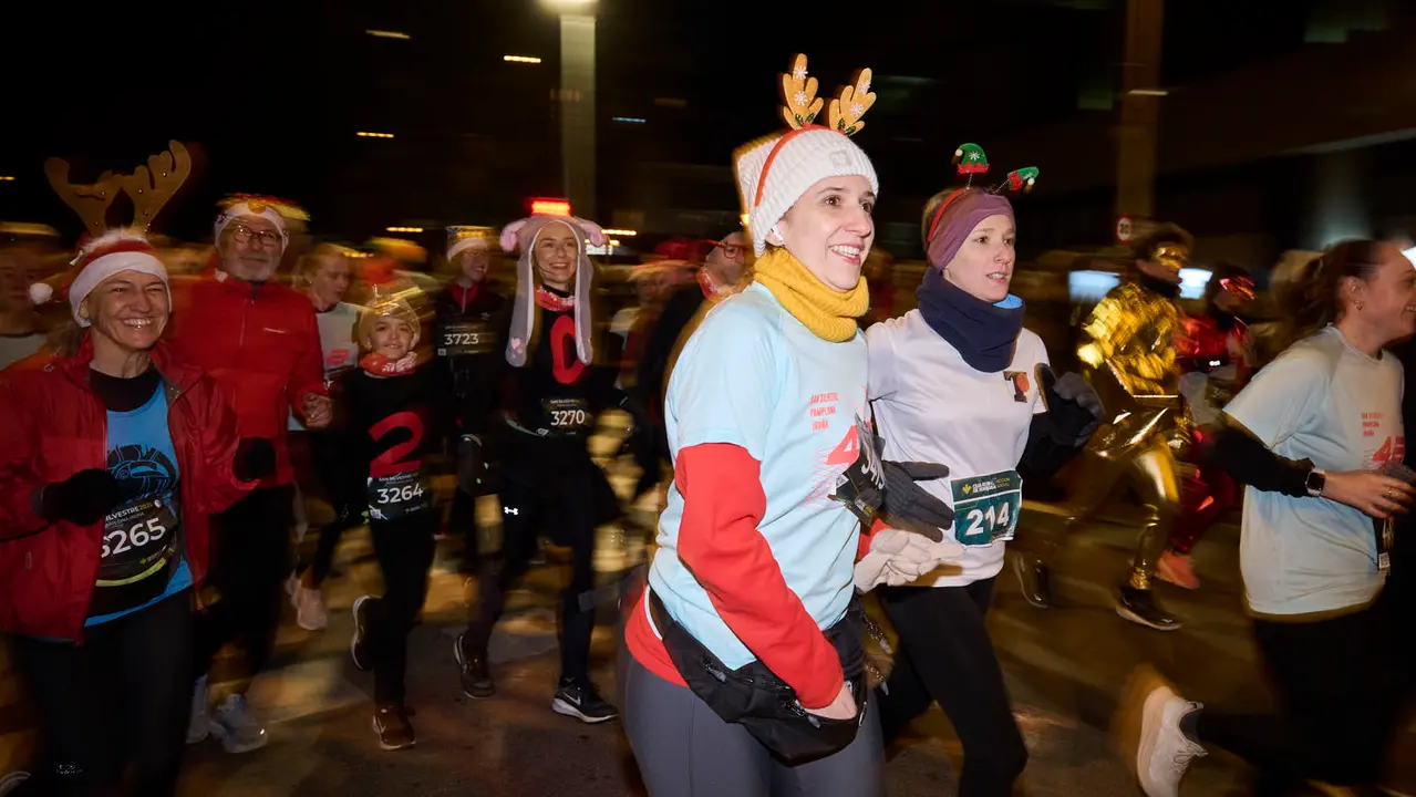 La XXXXII San Silvestre 2025 de Pamplona con un recorrido de 4,5 kil&oacute;metros por el centro de la capital navarra. PABLO LASAOSA