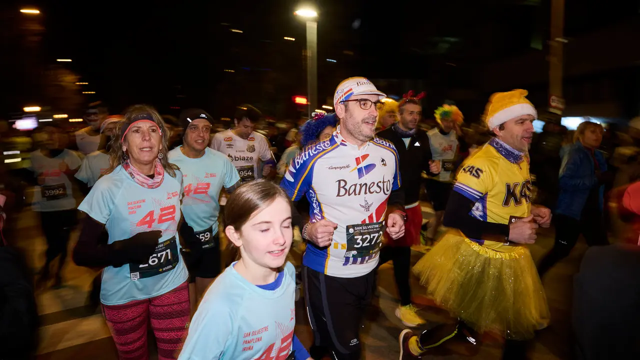 La XXXXII San Silvestre 2025 de Pamplona con un recorrido de 4,5 kil&oacute;metros por el centro de la capital navarra. PABLO LASAOSA