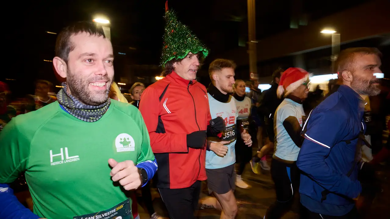 La XXXXII San Silvestre 2025 de Pamplona con un recorrido de 4,5 kil&oacute;metros por el centro de la capital navarra. PABLO LASAOSA
