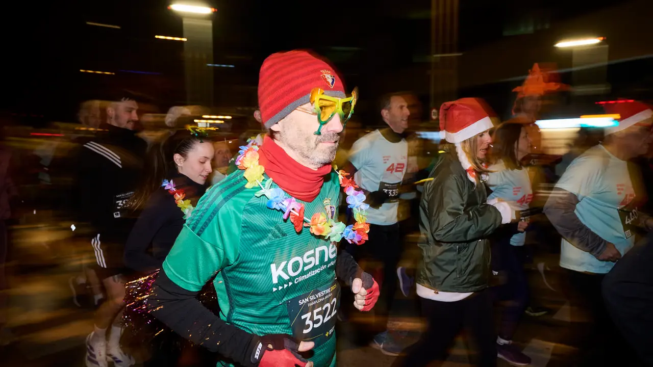 La XXXXII San Silvestre 2025 de Pamplona con un recorrido de 4,5 kil&oacute;metros por el centro de la capital navarra. PABLO LASAOSA