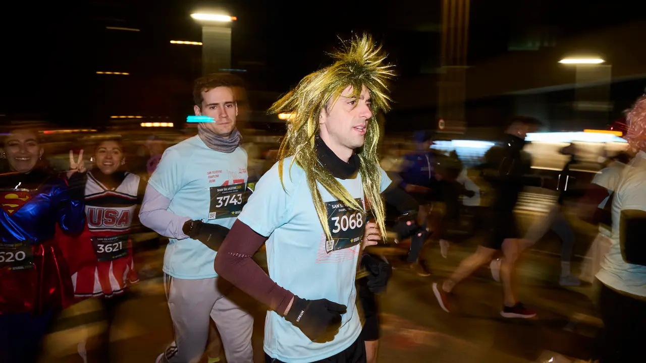 La XXXXII San Silvestre 2025 de Pamplona con un recorrido de 4,5 kil&oacute;metros por el centro de la capital navarra. PABLO LASAOSA