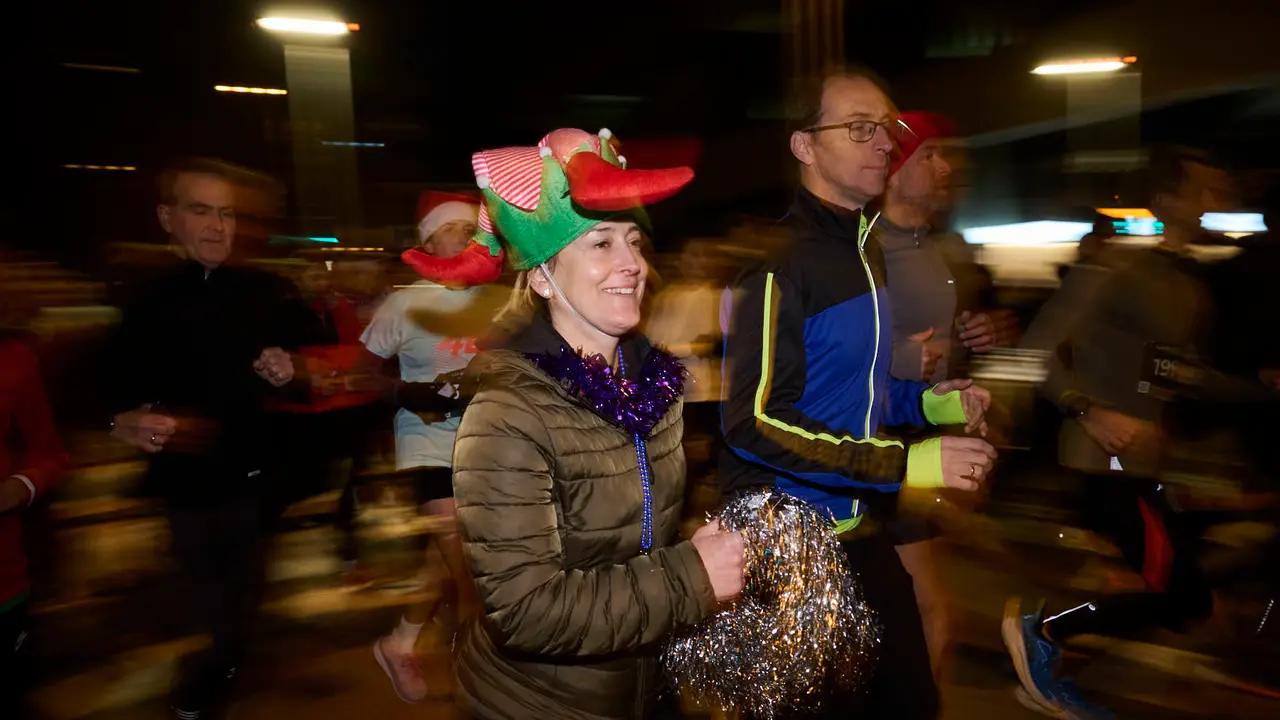 La XXXXII San Silvestre 2025 de Pamplona con un recorrido de 4,5 kil&oacute;metros por el centro de la capital navarra. PABLO LASAOSA