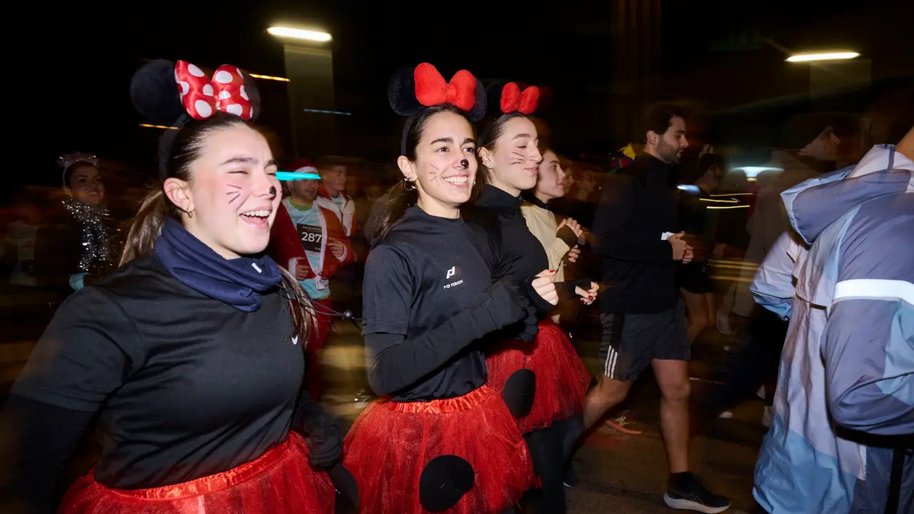La XXXXII San Silvestre 2025 de Pamplona con un recorrido de 4,5 kil&oacute;metros por el centro de la capital navarra. PABLO LASAOSA