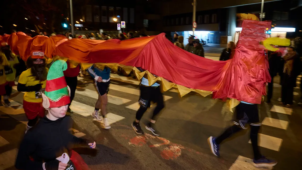 La XXXXII San Silvestre 2025 de Pamplona con un recorrido de 4,5 kil&oacute;metros por el centro de la capital navarra. PABLO LASAOSA