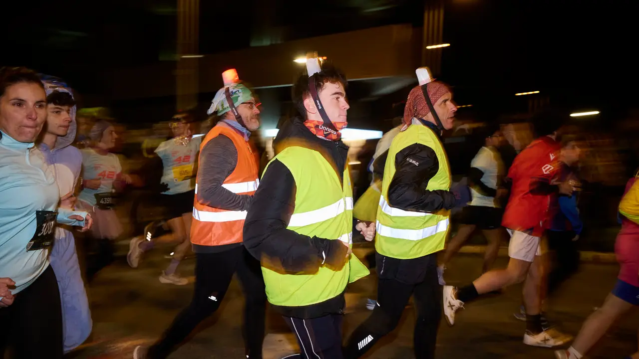 La XXXXII San Silvestre 2025 de Pamplona con un recorrido de 4,5 kil&oacute;metros por el centro de la capital navarra. PABLO LASAOSA